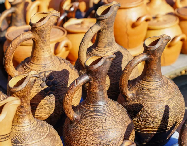 Cerâmica de barro artesanal georgiana tradicional em exposição no mercado de rua — Fotografia de Stock