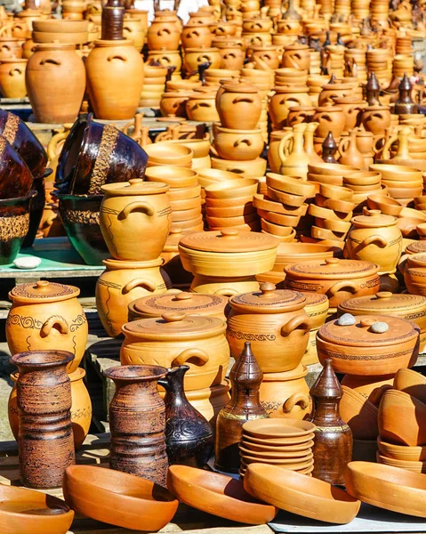 Cerámica tradicional de arcilla hecha a mano georgiana en exhibición en el mercado callejero — Foto de Stock