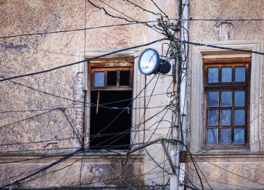 Eski aydınlatma post birçok elektrik kaynağı teller veya telefon iletişim kabloları ile