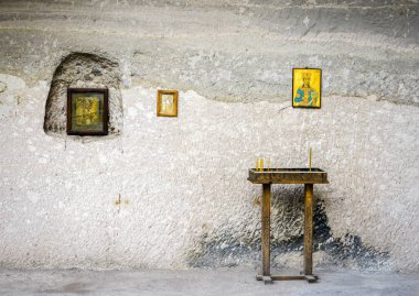 gri duvar simgelerle manastırda kilise ile küçük masa mumlar