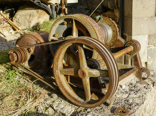 Großer Elektromotor Mit Riemenantrieb Zum Wickeln Von Stahldraht — Stockfoto