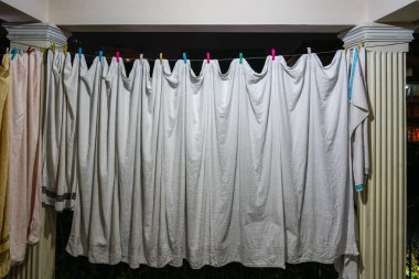 Ev, beyaz havlu görünümünü halatlar clothespins, Tiflis Gürcistan üzerinde kurur