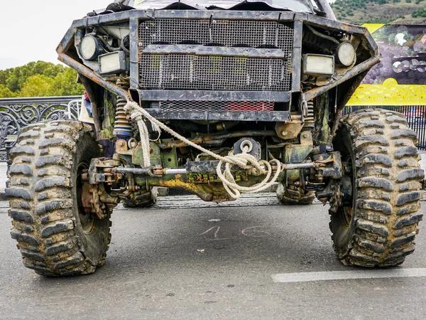 Detailní Pohled Zepředu Silné Špinavé Černé Terénní Auto — Stock fotografie