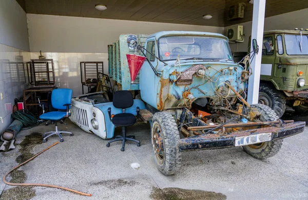 Station Service Avec Vieux Camion Soviétique Démonté Rouillé Géorgie — Photo