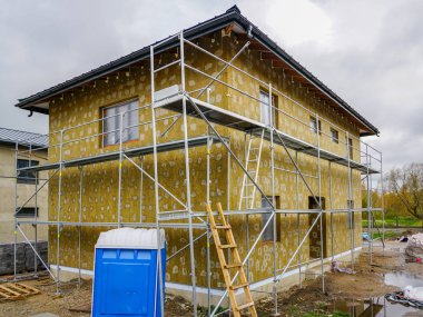 Modern yeni tek aile iki Mağaza Ana sayfa yapım aşamasında, iskele, ısı yalıtımı ile kapalı