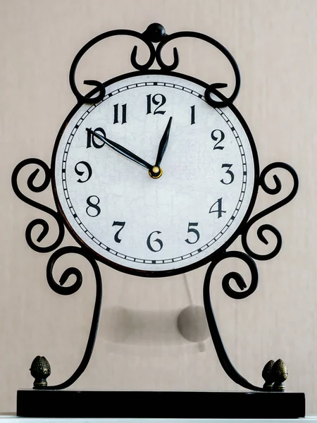 Horloge Table Vintage Avec Pendule Flou Mouvement Mur Clair Arrière — Photo
