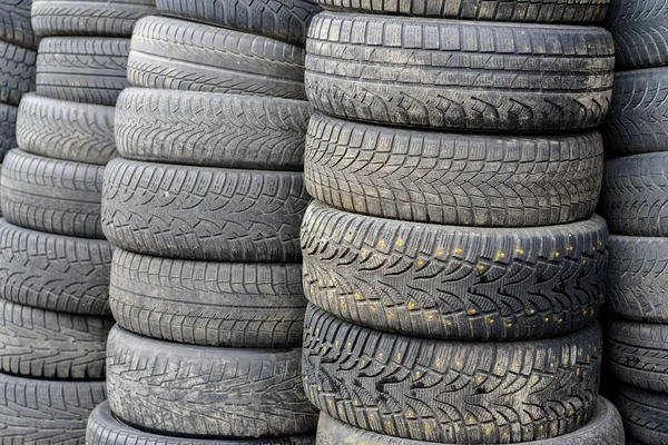 Pneus usados velhos do carro, empilhados no serviço do carro — Fotografia de Stock