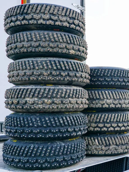 Grupo de neumáticos de nieve tachonados para rally para uso en etapas de rally de invierno — Foto de Stock