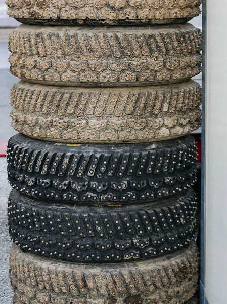 Gruppe von Spike-Snow-Reifen für die Rallye für den Einsatz in winterlichen Rallye-Etappen — Stockfoto