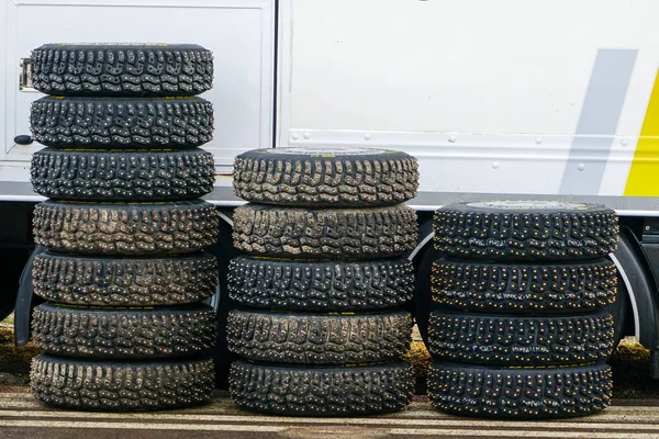 Grupo de neumáticos de nieve tachonados para rally para uso en etapas de rally de invierno — Foto de Stock