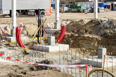 Yeni bir dükkan bina için somut bir temel yapı