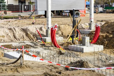 Yeni bir dükkan bina için somut bir temel yapı