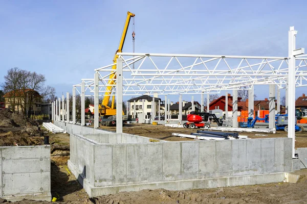 Skelett eines Metallgebäudes im Bau, Industrieobjekt — Stockfoto