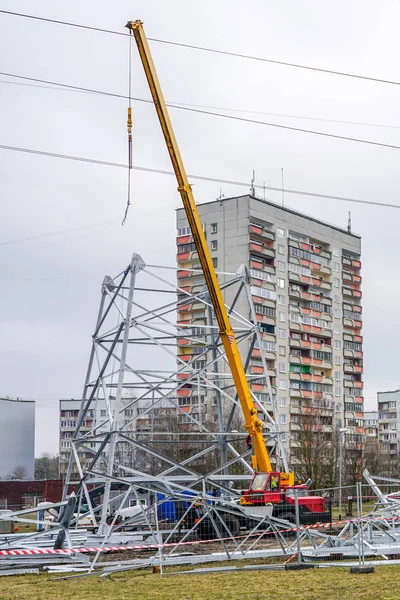 Neue Hochspannungsleitung Stahlträger Montage in der Stadt — Stockfoto