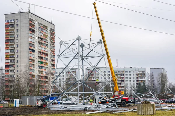 Neue Hochspannungsleitung Stahlträger Montage in der Stadt — Stockfoto