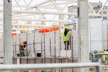 yeni bina inşaat sitesi, duvar ve çatı konstrüksiyon