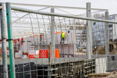 yeni bina inşaat sitesi, duvar ve çatı konstrüksiyon