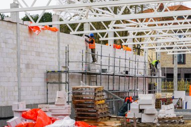 yeni bina inşaat sitesi, duvar ve çatı konstrüksiyon