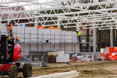 yeni bina inşaat sitesi, duvar ve çatı konstrüksiyon