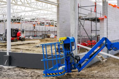 yeni bina inşaat sitesi, duvar ve çatı konstrüksiyon