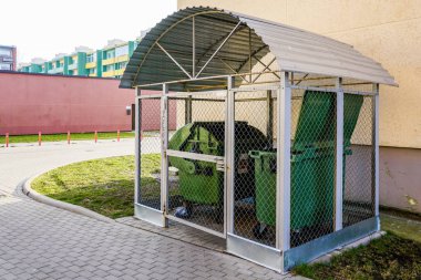 atık kapları bir metal tel kafes kulübede bir kodu anahtarıyla yerleştirilir