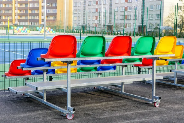 Soportes metálicos portátiles de pequeño tamaño con asientos de plástico coloridos para espectadores —  Fotos de Stock