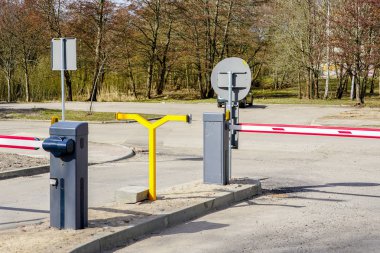 giriş ve çıkış denetimi engelleri ile otopark