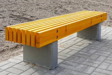 şehirde yeni altyapı nesnesi-beton bacaklar ile ahşap tezgah