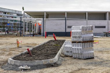 mağazanın yeni binanın yakınında bir otopark bina