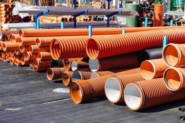 Plastik su ve kanalizasyon boruları açık hava ambarı