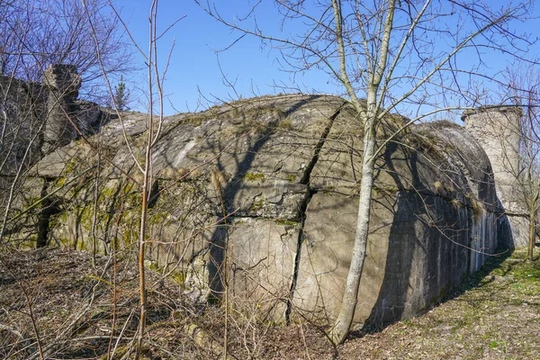 Ruiny piwnicy w proszku w pobliżu baterii fortyfikacji w Liepaja, Łotwa — Zdjęcie stockowe