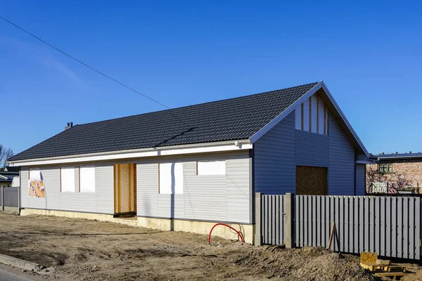 Prefabrykowane drewniany dom rama w budowie, Błękitne niebo tło — Zdjęcie stockowe