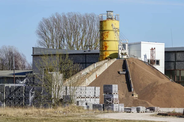 Bausteinfabrik, sowohl defekte als auch gute Blöcke auf Paletten — Stockfoto