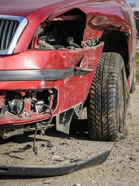 Un primo piano di una macchina rotta dopo un incidente stradale — Foto Stock