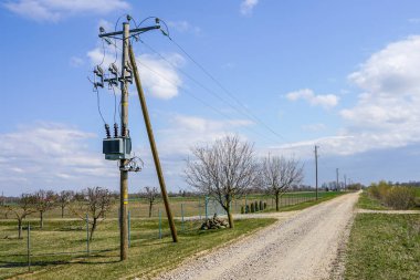 kırsal alanda elektrik trafo ile ahşap elektrik hattı direği