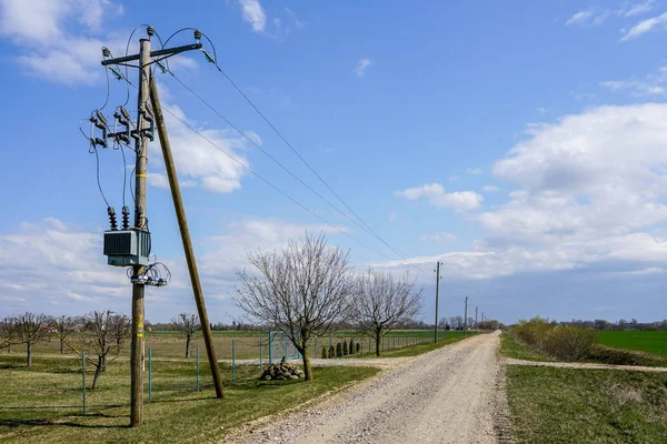 농촌 지역에서 전기 변압기와 나무 전원 라인 극 — 스톡 사진