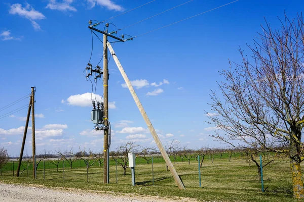 농촌 지역에서 전기 변압기와 나무 전원 라인 극 — 스톡 사진