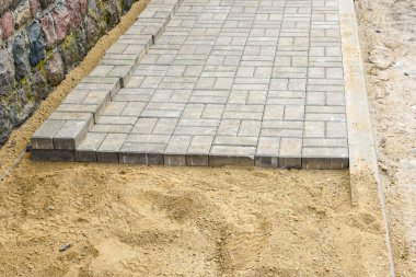yeni kaldırım şehirde taş bloklarla yapma