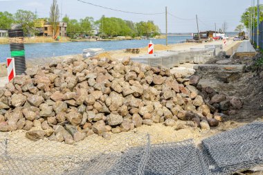 Şehir caddesinde yeraltı iletişimi ve sokak ve kaldırım değişimi