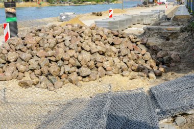 Şehir caddesinde yeraltı iletişimi ve sokak ve kaldırım değişimi