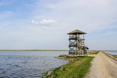 Liepaja gölündeki ahşap kuş gözlem kulesi.