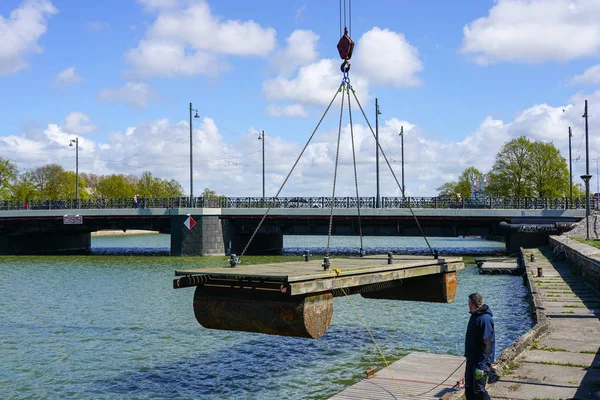 Placing a floating marina pontoon in the water with the help of a crane — Stock Photo, Image