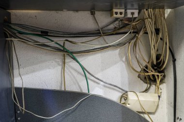 sunucu odasında karışık ağ kabloları ve telleri