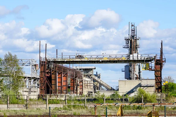 Industriebau mit rostigem Brückenkran im Schrott-Recycling-Werk — Stockfoto