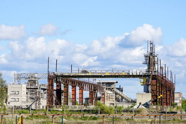 Industriebau mit rostigem Brückenkran im Schrott-Recycling-Werk — Stockfoto