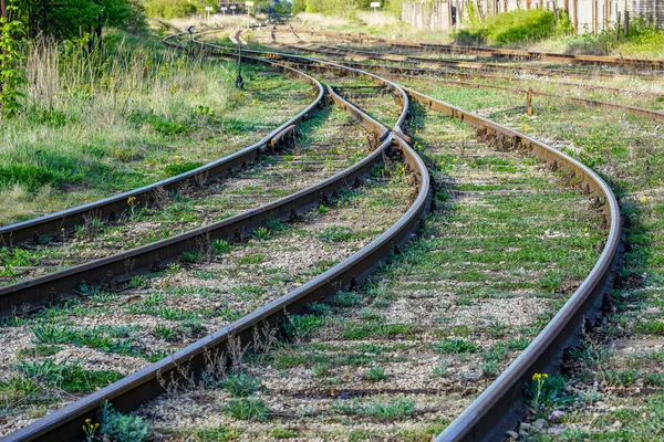 Железнодорожная развязка в промышленной зоне, плетение рельсов — стоковое фото