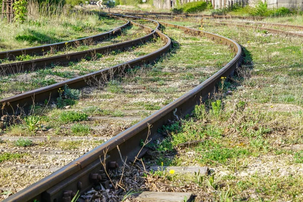 Железнодорожная развязка в промышленной зоне, плетение рельсов — стоковое фото