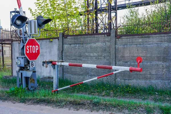 Railway signs and barrier at a railway crossing in the city — Stock Photo, Image
