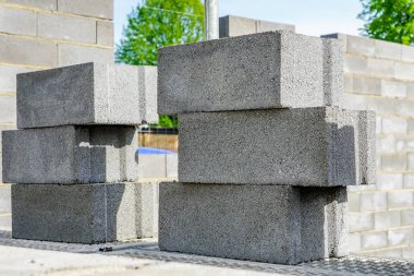 Yeni bir ev, şantiye hazırlık sürecinde görünümünü beton temeli
