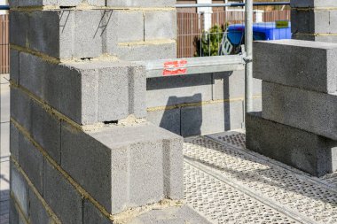 Yeni bir ev, şantiye hazırlık sürecinde görünümünü beton temeli